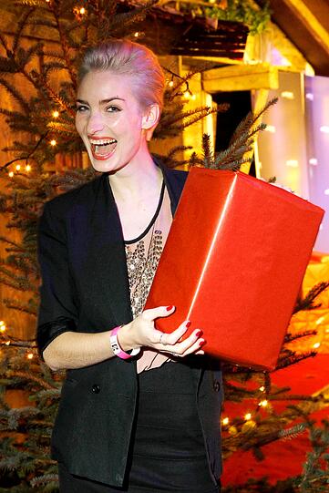 Was da wohl drin ist? Anika Scheibe, frühere Kandidatin bei "Das perfekte Model" (VOX) freut sich auf Weihnachten.