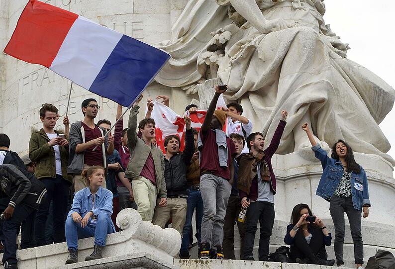 In Paris demonstrieren die Menschen gegen die rechtspopulistische Partei Frint National.