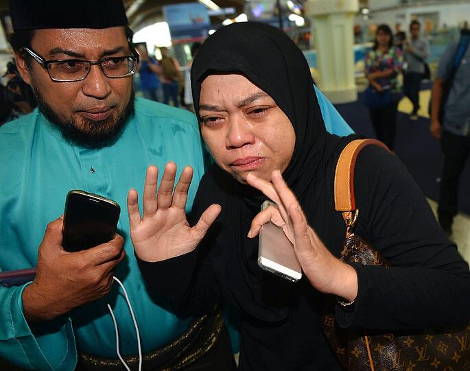 Auch am Flughafen in Kuala Lumpur, wo Flug MH17 landen sollte, herrscht Fassungslosigkeut, Wut und Trauer.