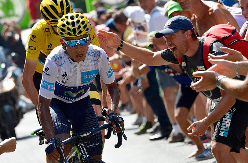 Manchmal schlägt der Jubel in Anfeindungen um: Christopher Froome (Gelbes Trikot) fährt durch ein Spalier von Zuschauern.