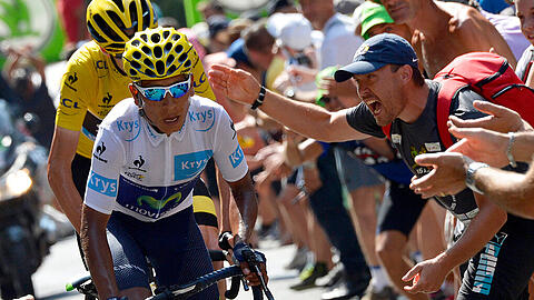 Manchmal schlägt der Jubel in Anfeindungen um: Christopher Froome (Gelbes Trikot) fährt durch ein Spalier von Zuschauern.