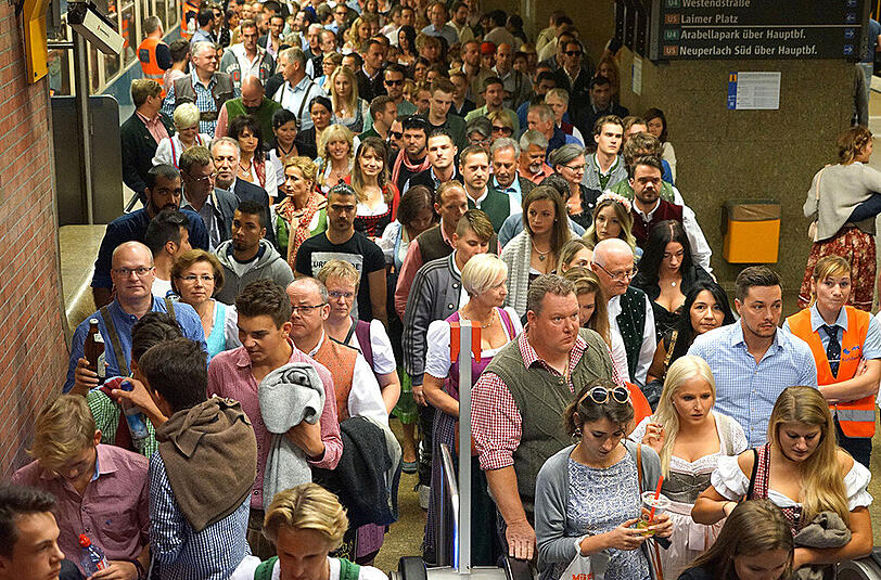Schon am U-Bahnaufgang Theresienwiese kann man erahnen, wie voll es heute wird.