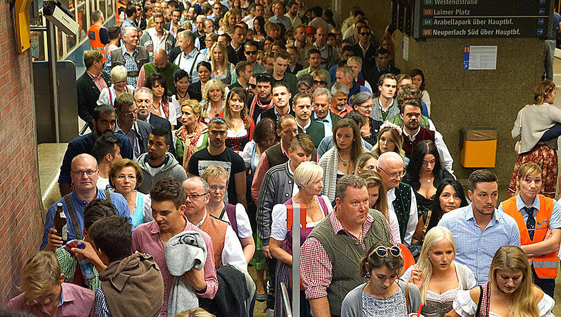 Schon am U-Bahnaufgang Theresienwiese kann man erahnen, wie voll es heute wird. Schon am U-Bahnaufgang Theresienwiese kann man erahnen, wie voll es heute wird.