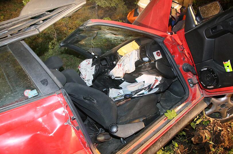 Ein mit vier Personen besetzter VW Cabrio wurde in der Nacht auf Freitag an einen Baum geschleudert. Die Bilder vom Einsatz.