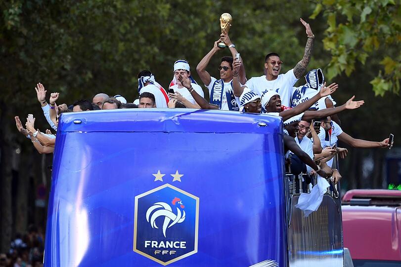 Hunderttausende feierten am Montag die Fußball-Weltmeister nach ihrer Ankunft auf den Pariser Champs-Élysées.