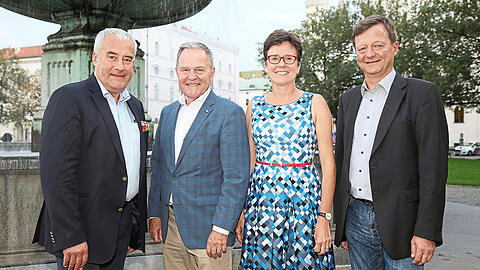 Treffen am Brunnen vor der Uni (v.l.): Ludwig Spaenle (CSU), Wolfgang Heubisch (FDP), Isabell Zacharias (SPD) und Christian Hierneis (Grüne).