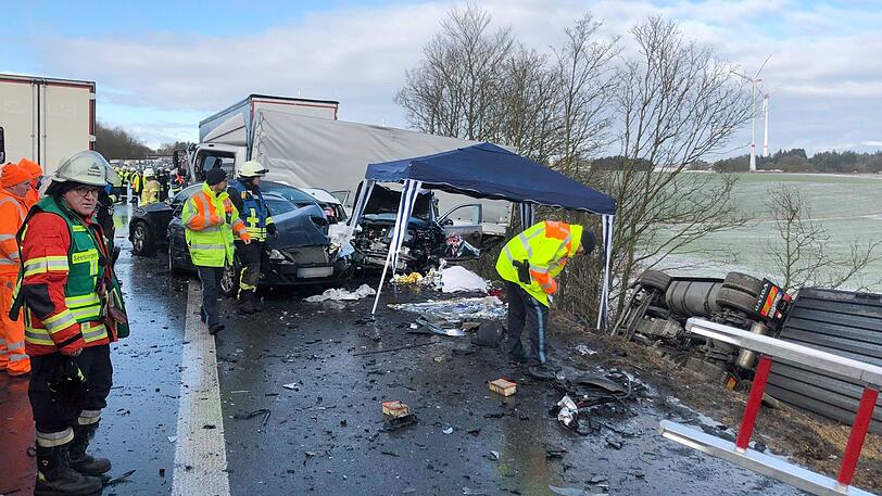 Ein Bild der Verwüstung: Im dichten Schneetreiben kam es am Mittwoch auf der A6 zu einer folgenschweren Massenkarambolage.