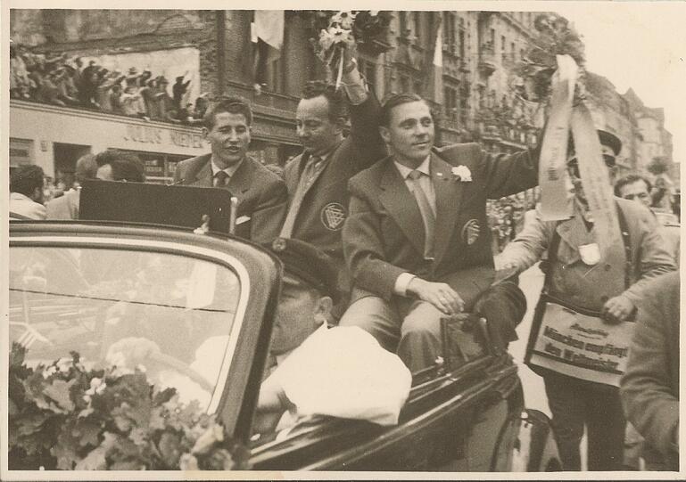 Die Weltmeister von 1954 lassen sich in München feiern, hier am Stiglmaierplatz.