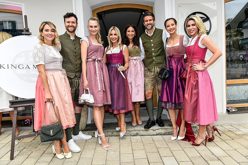 Laura Osswald, Daniel Grunenberg, Carolin Niemczyk, Kinga Mathe, Chryssanthi Kavazi, Tom Beck, Alessandra Meyer-Woelden und Dr. Miriam Rehbein feierten am Tegernsee...