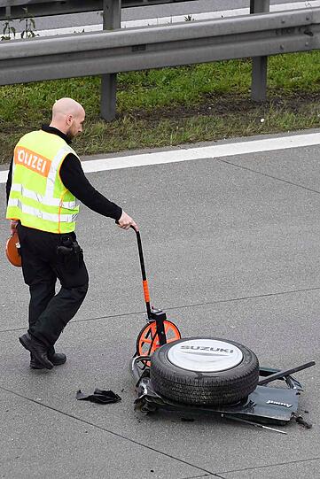 An der Unfallstelle waren Polizeieinheiten des Polizeipräsidiums München, der Feuerwehr Ottobrunn und der Autobahnmeisterei Hohenbrunn im Einsatz.