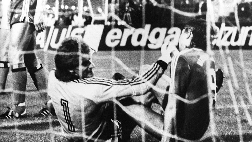 Fieser Volltreffer: HSV-Keeper Uli Stein schlägt FC-Bayern-Stürmer Jürgen Wegmann mit der Faust ins Gesicht und sorgt damit für einen Skandal. Fieser Volltreffer: HSV-Keeper Uli Stein schlägt FC-Bayern-Stürmer Jürgen Wegmann mit der Faust ins Gesicht und sorgt damit für einen Skandal.