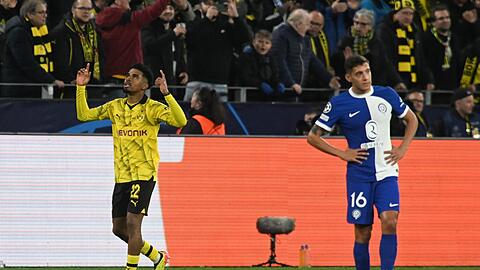 Ian Maatsen (l) bejubelt sein Tor zum zwischenzeitlichen 2:0.