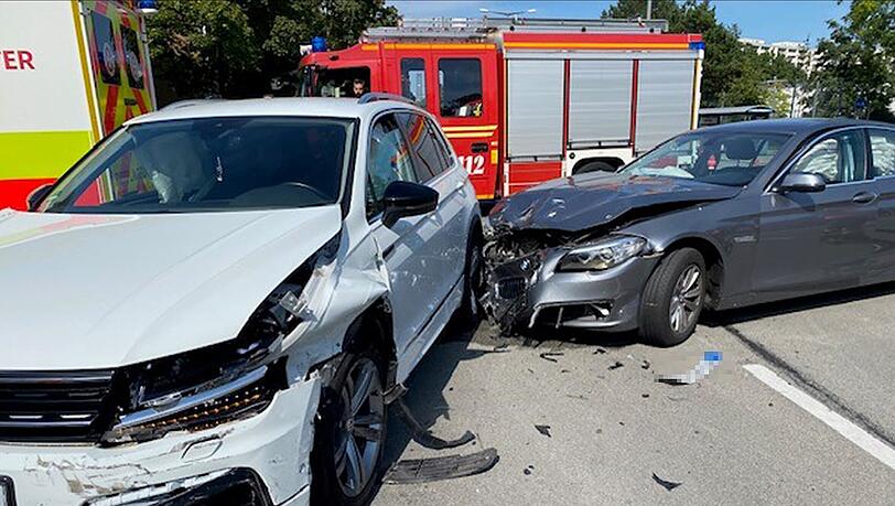 Im Kreuzungsbereich des Karl-Marx-Ring und Oskar-Maria-Graf-Ring kam es zum Zusammenstoß zwischen einem BMW und einem VW.