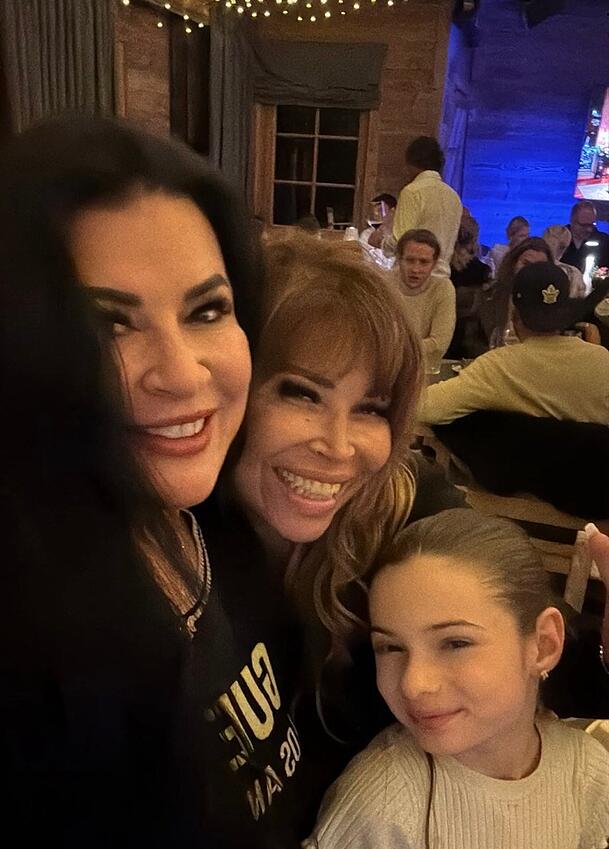 Iris Klein mit Promi-Kollegin Patricia Blanco und Enkelin Sophia.