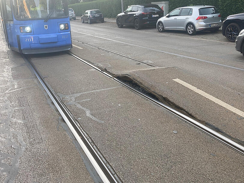 Wegen der geplatzten Straße war der Tramverkehr am Montagabend für ein paar Stunden lahmgelegt.