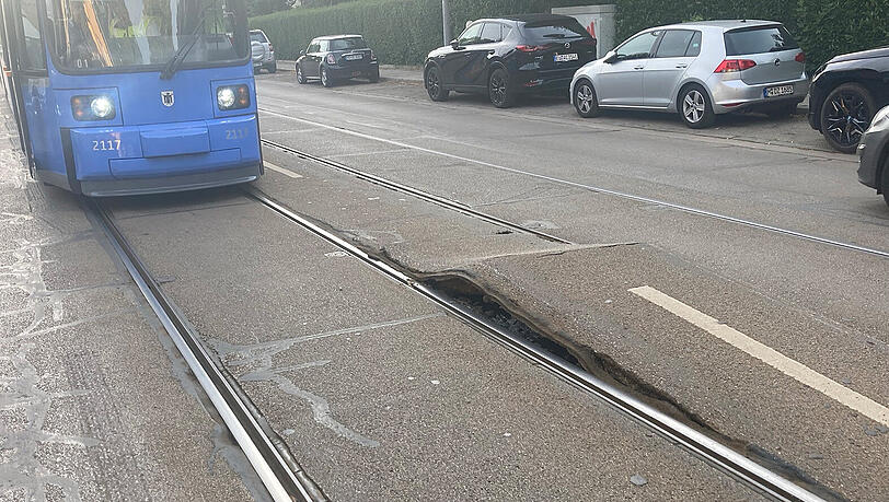Wegen der geplatzten Straße war der Tramverkehr am Montagabend für ein paar Stunden lahmgelegt.