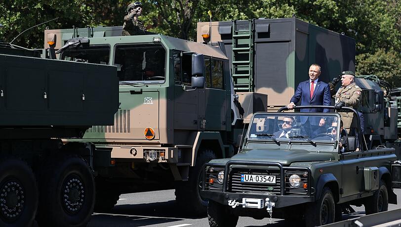 Der polnische Präsident Karol Nawrocki (l) und Generalstabschef General Wieslaw Kukula (r) nehmen an der Militärparade zum Tag der polnischen Streitkräfte teil. Der polnische Präsident Karol Nawrocki (l) und Generalstabschef General Wieslaw Kukula (r) nehmen an der Militärparade zum Tag der polnischen Streitkräfte teil.