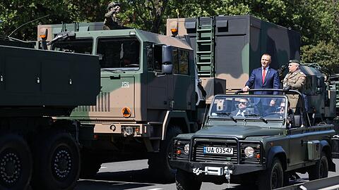 Der polnische Pr&auml;sident Karol Nawrocki (l) und Generalstabschef General Wieslaw Kukula (r) nehmen an der Milit&auml;rparade zum Tag der polnischen Streitkr&auml;fte teil.