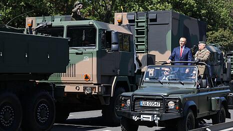 Der polnische Pr&auml;sident Karol Nawrocki (l) und Generalstabschef General Wieslaw Kukula (r) nehmen an der Milit&auml;rparade zum Tag der polnischen Streitkr&auml;fte teil.