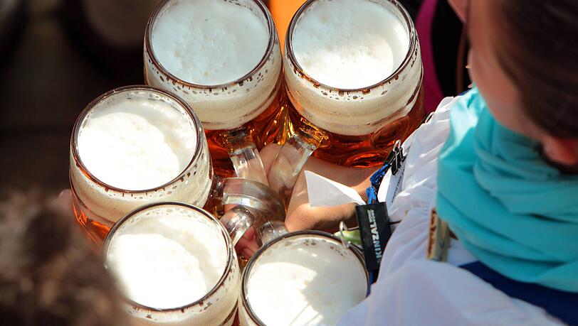 Im Festzelt bekommen Wiesn-Bedienungen immer wieder Bel&auml;stigung, Ausgrenzung und rechte Spr&uuml;che mit.
