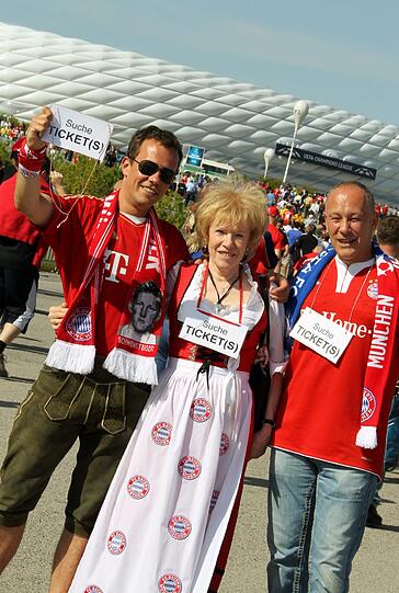 Der Countdown läuft: Die Fans machen sich auf zur Arena.