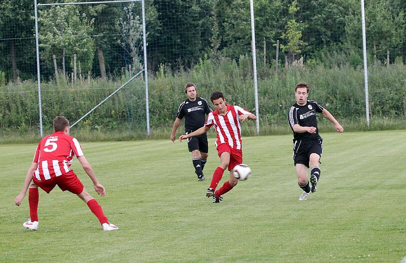 3. Runde bei den AZ-Freizeitkickern: eine Szene aus dem Spiel Maccabi Munich Legends gegen SchlussMitLustig.