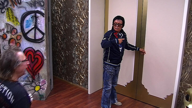 Männer in Stöckelschuhen, Fancy verlässt das Haus und Königin Marijke versammelt ihre Tafelrunde. Weitere Bilder von Tag 13 im Big Brother Haus.