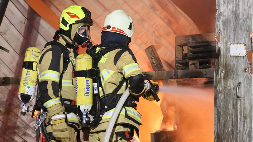 Die Ursache für den Brand ist noch unklar. Klicken Sie sich durch die Bilder des Feuerwehreinsatzes in Mettenheim.