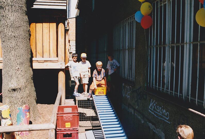 1999: Wagemutiges Bierkastenrutschen.