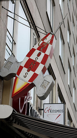 Eine Rakete draußen, Nierentische und 50er-Jahre-Wendeltreppe drinnen: das Cafe Kosmos an der Dachauer Straße.