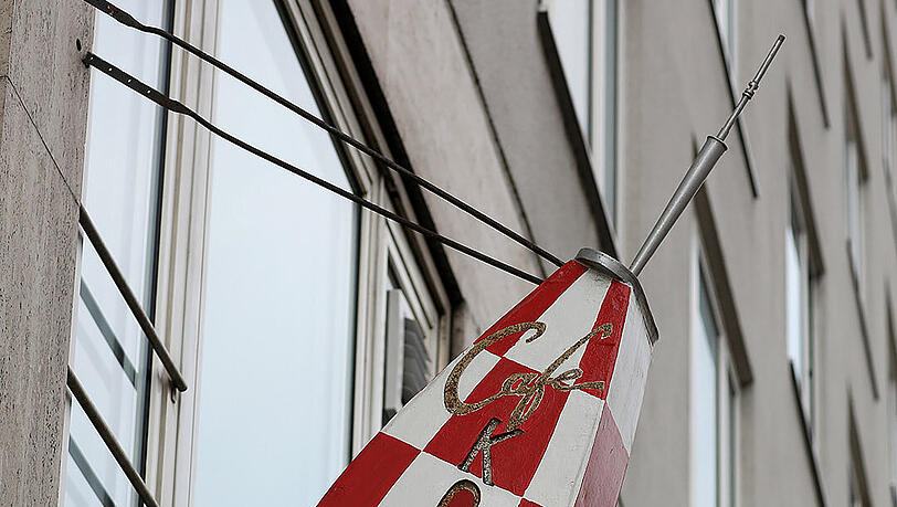 Eine Rakete draußen, Nierentische und 50er-Jahre-Wendeltreppe drinnen: das Cafe Kosmos an der Dachauer Straße. Eine Rakete draußen, Nierentische und 50er-Jahre-Wendeltreppe drinnen: das Cafe Kosmos an der Dachauer Straße.