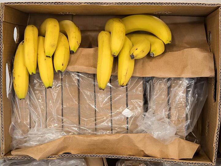 In einer Bananenkiste deponiertes Kokain wird vom bayerischen Landeskriminalamt präsentiert. auf einem Tisch. Die Staatsanwaltschaft Landshut klagt in dem Fall acht Männer an.