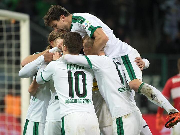 Gladbachs Spieler feiern das 1:0.