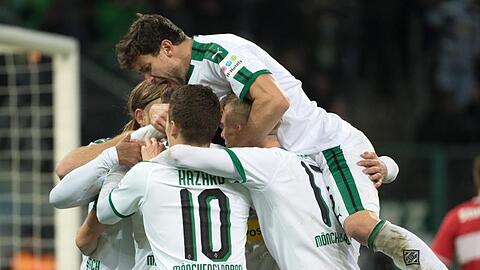 Gladbachs Spieler feiern das 1:0.