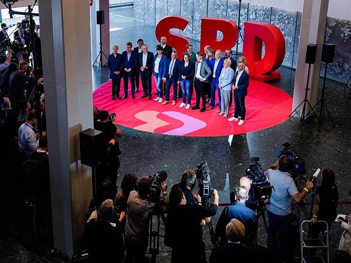 Die Kandidaten für den SPD-Vorsitz präsentieren sich den Medien.