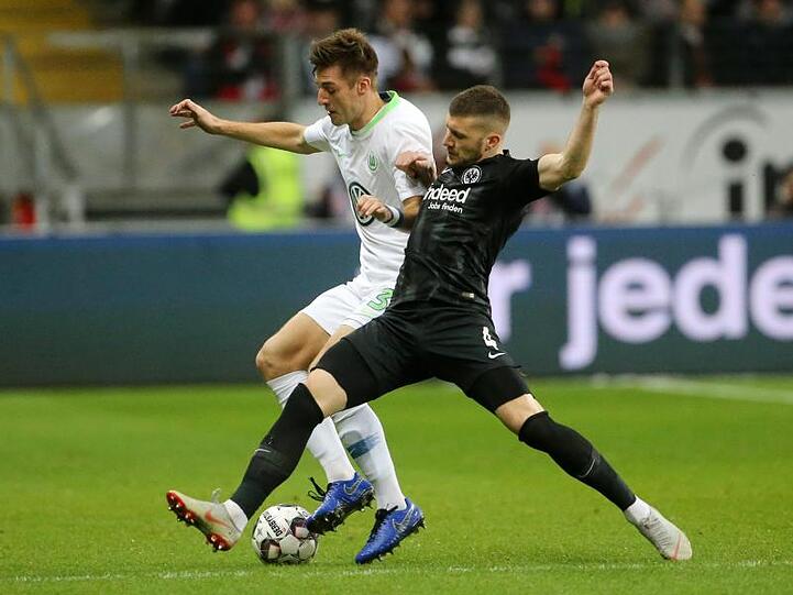 Frankfurts Ante Rebic (r) im Zweikampf mit Wolfsburgs Robin Knoche.