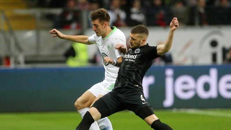 Frankfurts Ante Rebic (r) im Zweikampf mit Wolfsburgs Robin Knoche. Frankfurts Ante Rebic (r) im Zweikampf mit Wolfsburgs Robin Knoche.