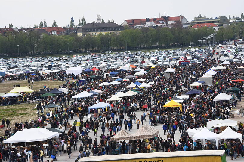 Das Wetter eher trüb, die Freude über den Flohmarkt dafür groß.