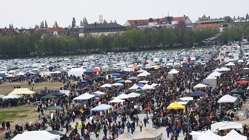Das Wetter eher trüb, die Freude über den Flohmarkt dafür groß. Das Wetter eher trüb, die Freude über den Flohmarkt dafür groß.