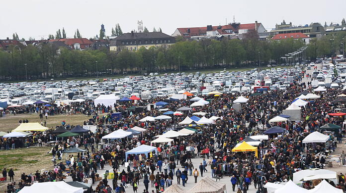 Das Wetter eher trüb, die Freude über den Flohmarkt dafür groß.