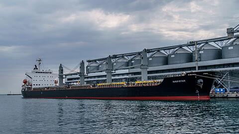 Ein Frachtschiff wartet darauf, den Hafen von Odessa zu verlassen.