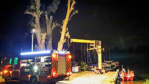 Rettungskräfte der Feuerwehr sind an der Absturzstelle am Baggersee Rohrköpfle im Einsatz.