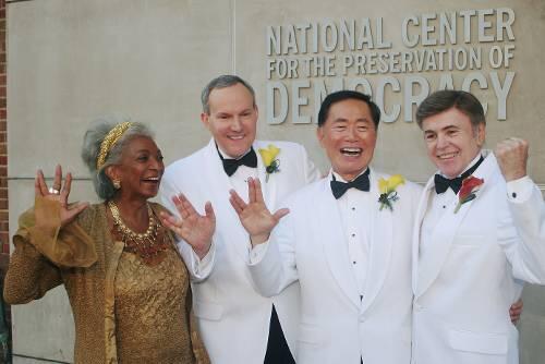 Die glücklichen Bräutigame im Kreise ihrer Trauzeugen: Nichelle Nicols, Brad Altman, George Takei and Walter Koenig (von links).