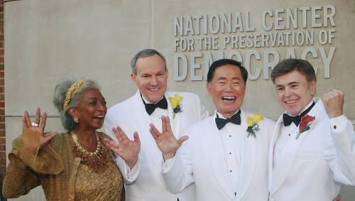 Die glücklichen Bräutigame im Kreise ihrer Trauzeugen: Nichelle Nicols, Brad Altman, George Takei and Walter Koenig (von links). Die glücklichen Bräutigame im Kreise ihrer Trauzeugen: Nichelle Nicols, Brad Altman, George Takei and Walter Koenig (von links).