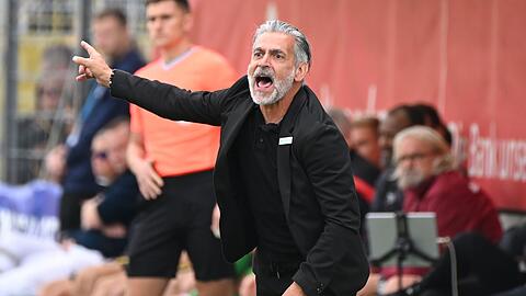 Maurizio Jacobacci ruft etwas am Spielfeldrand.