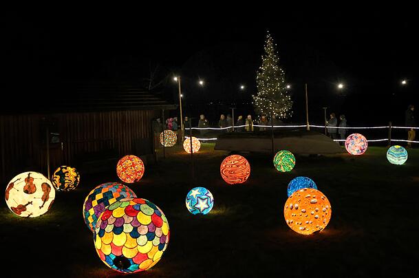 Eine Lichtinstallation auf der Fraueninsel. Für den Christkindlmarkt dieses Jahr haben sich die Besucher noch mehr beleuchtete Christbäume gewünscht.