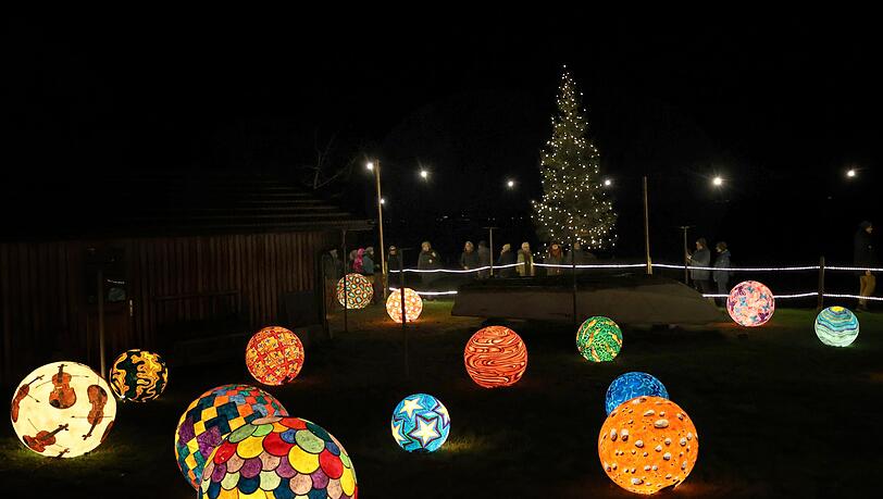 Eine Lichtinstallation auf der Fraueninsel. Für den Christkindlmarkt dieses Jahr haben sich die Besucher noch mehr beleuchtete Christbäume gewünscht.