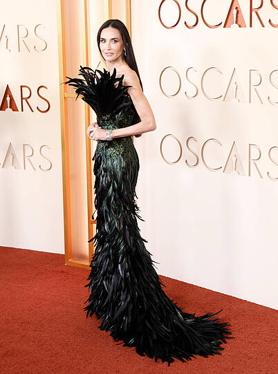 Demi Moore: Ein ausgesprochen eleganter Auftritt. Die Silhouette ist klar und perfekt proportioniert, wunderschön mit auffälligen Feder-Details. Demi Moore: Ein ausgesprochen eleganter Auftritt. Die Silhouette ist klar und perfekt proportioniert, wunderschön mit auffälligen Feder-Details.