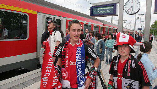 Haltestelle Frankenstadion: Den Club-Fans bleibt der ärgerliche Umweg über den Hauptbahnhof doch erspart. Haltestelle Frankenstadion: Den Club-Fans bleibt der ärgerliche Umweg über den Hauptbahnhof doch erspart.