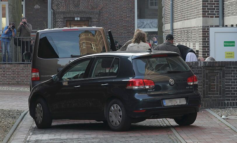 Nach vier Tagen Trauer und Ungewissheit scheint der Emder Mädchenmord aufgeklärt: Das Amtsgericht in der ostfriesischen Stadt erließ am Mittwochabend Haftbefehl gegen einen 17-Jährigen aus Emden - sehen Sie hier die Bilder...